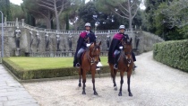 La polizia a cavallo a Villa Lante